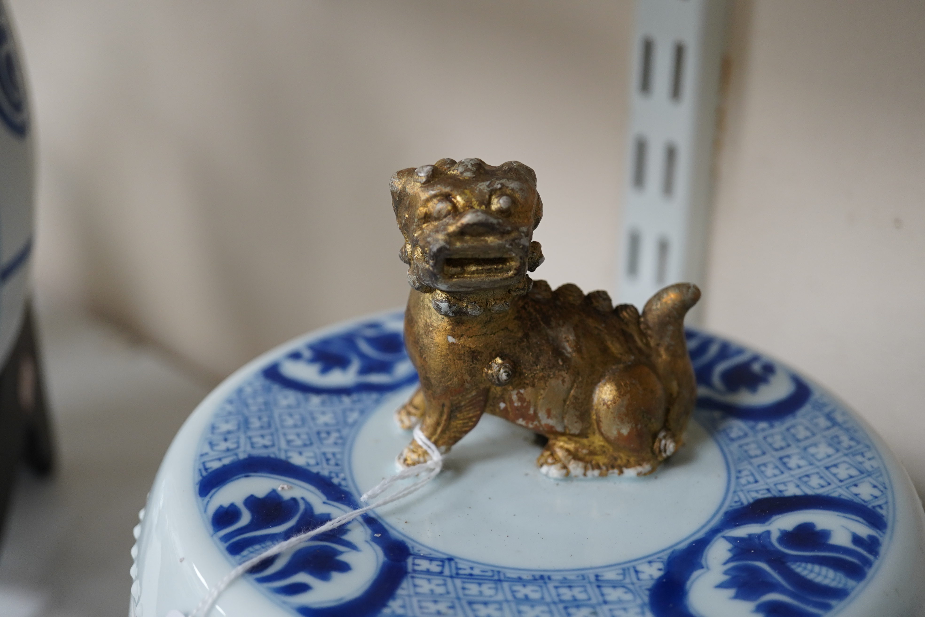 A Chinese blue and white 'Four Beauties' drum-shaped jar and cover, Kangxi period (1662-1722)